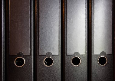 Ofis veya yönetim için bir kitaplıkta dört siyah yüzük klasörü, iş konsepti geçmişi