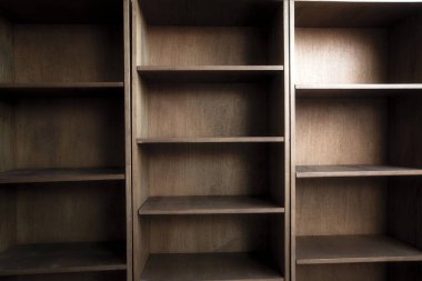 Boş ahşap kitaplık ya da depolama rafı modern retro tasarım, alan arkaplan dokusunu kopyala