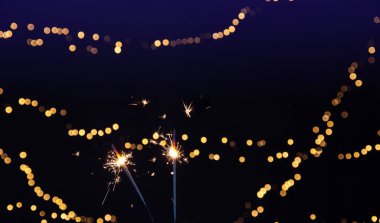 Yeni yıl ve Noel konsepti için Festive Bokeh arka planına sahip Yanan Maytap, metin için alan