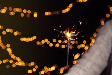 Yeni yıl ve Noel konsepti için Festive Bokeh arka planına sahip Yanan Maytap, metin için alan