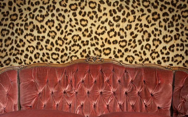 Sofá moderno e elegante rosa com ponto de carruagem, botões e textura de fundo de parede padrão de leopardo, espaço de design moderno para texto, espaço de cópia — Fotografia de Stock