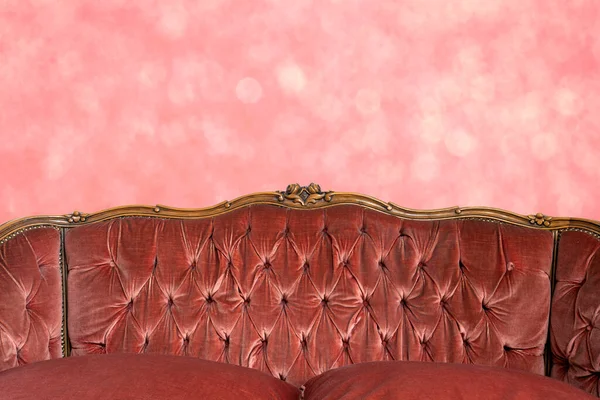 Moderne klassieke roze bank met roze bokeh wandpatroon, luxe retro interieur, kopieerruimte of ruimte voor tekst achtergrond — Stockfoto