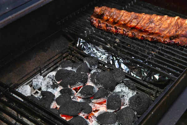Zbliżenie grill pieczeń i wędzona wieprzowina Spareribs oszklone z sosem na gorącym grilla węgiel drzewny z płomieniami, Grill i koncepcji hobby — Zdjęcie stockowe