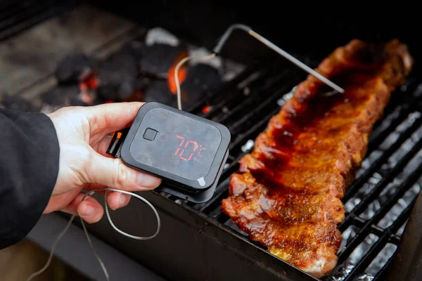 Digital Thermometer BBQ, grill, barbecue for beaf steak and spare rib ant other meat. measuring temperature — Stock Photo, Image