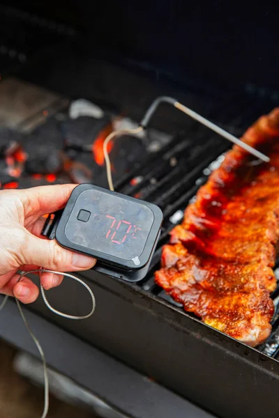 Digital termometer grill, grill, grill för biffstek och extra revbensspjäll övrigt kött. mättemperatur — Stockfoto