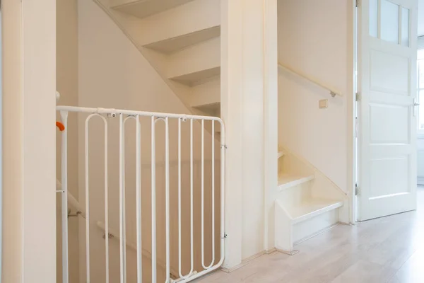Προστατευτικό λευκό σκαλοπάτι ασφαλείας μωρό στην σκάλα διάδρομο σύγχρονο νέο σπίτι, φράχτη για τα παιδιά στο όμορφο σπίτι — Φωτογραφία Αρχείου