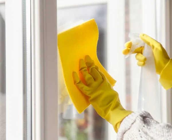 Czyszczenie okna detergentem natryskowym, żółte rękawice gumowe i ściereczka do naczyń na powierzchni roboczej koncepcji higieny, biznesu i zdrowia — Zdjęcie stockowe