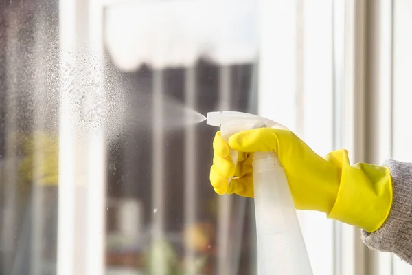 Membersihkan jendela dengan deterjen semprot, sarung tangan karet kuning dan kain piring pada konsep permukaan kerja untuk kebersihan, bisnis dan konsep kesehatan — Stok Foto