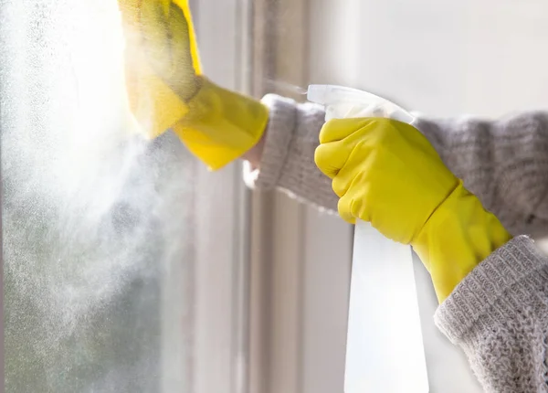 Membersihkan jendela dengan deterjen semprot, sarung tangan karet kuning dan kain piring pada konsep permukaan kerja untuk kebersihan, bisnis dan konsep kesehatan — Stok Foto