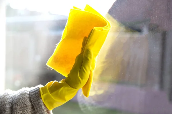 Käsi keltainen kumi käsine tilalla keltainen mikrokuituliina puhdistusliinalla ja spray pullo sterilointi ratkaisu tehdä puhdistus ja desinfiointi hyvän hygienian, terveyden ja liiketoiminnan käsite — kuvapankkivalokuva