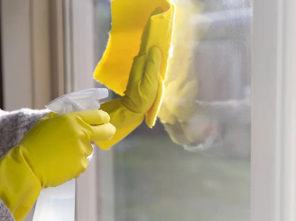 Curățarea unei ferestre cu detergent de pulverizare, mănuși de cauciuc galben și pânză de masă pe conceptul de suprafață de lucru pentru igienă, concept de afaceri și sănătate — Fotografie, imagine de stoc