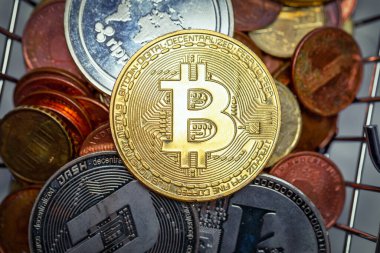 Bitcoin bir kripto para birimidir ve dünya çapında ödeme, teknoloji konsepti Bitcoin, Ethereum, Litecoin altının arka planı, Sanal para konsepti.