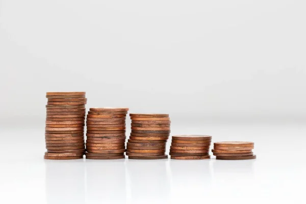 Oldalnézet halom érmék növekvő magasságban, fehér stúdió háttér elszigetelt, üzleti és pénzügyi koncepció — Stock Fotó