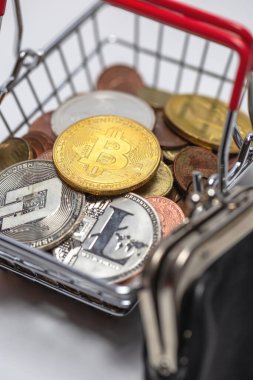 Altın Bitcoin, demir alışveriş sepeti içinde Bitcoin, Ethereum, Litecoin, Sanal Para Konsepti, dünya çapında bir para birimidir. iş ve mali konsept