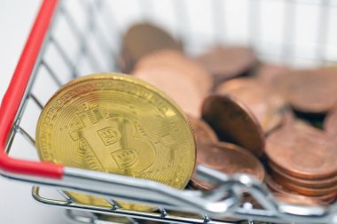 Altın Bitcoin, demir alışveriş sepeti içinde Bitcoin, Ethereum, Litecoin, Sanal Para Konsepti, dünya çapında bir para birimidir. iş ve mali konsept