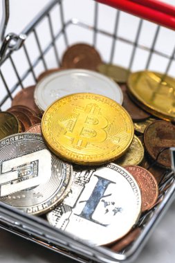 Altın Bitcoin, demir alışveriş sepeti içinde Bitcoin, Ethereum, Litecoin, Sanal Para Konsepti, dünya çapında bir para birimidir. iş ve mali konsept