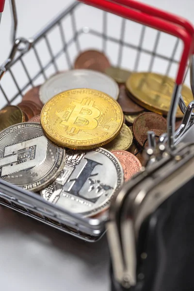 Altın Bitcoin, demir alışveriş sepeti içinde Bitcoin, Ethereum, Litecoin, Sanal Para Konsepti, dünya çapında bir para birimidir. iş ve mali konsept