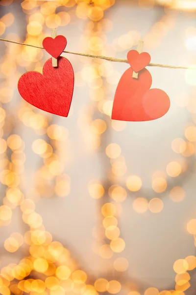 Joyeux fond Saint-Valentin avec des cœurs rouges suspendus avec une pince à linge sur une corde avec fond bokeh, design romantique, carte de vœux ou espace de copie — Photo