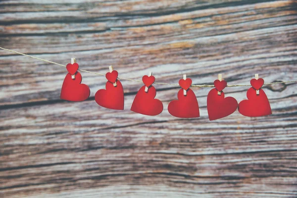 Kärlek koncept, röda hängande hjärtan på trä bakgrund för alla hjärtans dag, Mors dag, Kvinna dag, romantisk design kopia utrymme — Stockfoto