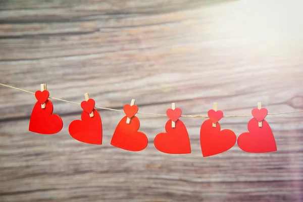 Kärlek koncept, röda hängande hjärtan på trä bakgrund för alla hjärtans dag, Mors dag, Kvinna dag, romantisk design kopia utrymme — Stockfoto