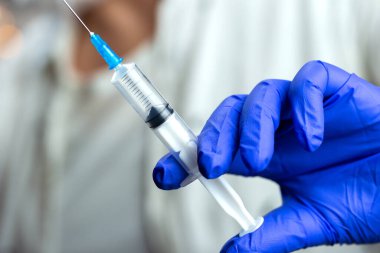 Doktor, hemşire, bilim adamı ellerinde grip, kızamık, koronavirüs, covid-19 aşı hastalığı çocuk, bebek, yetişkin, erkek ve kadın aşı aşısı aşısı, ilaç ve uyuşturucu konsepti bulunan mavi eldivenler tutuyorlar..