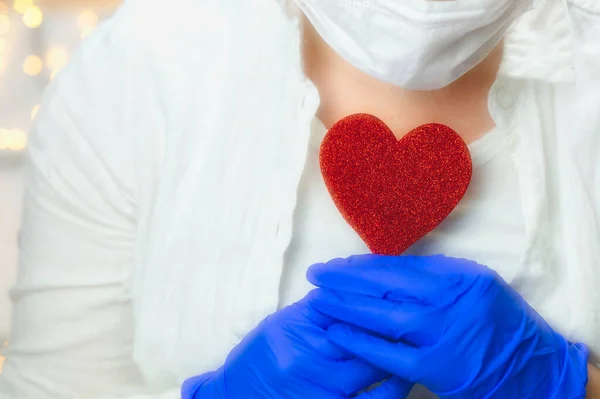 Pekerja Kesehatan Memegang Jantung Merah Dengan Sarung Tangan Medis Biru — Stok Foto