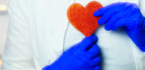 Pekerja Kesehatan Memegang Jantung Merah Dengan Sarung Tangan Medis Biru — Stok Foto