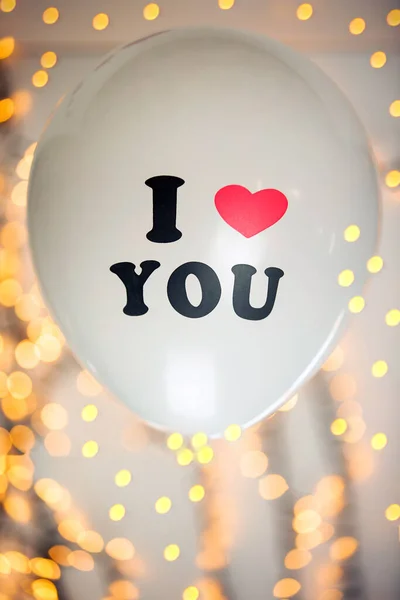 Balão branco com eu te amo escrito com fundo bokeh espumante, Valentine design conceito dia — Fotografia de Stock