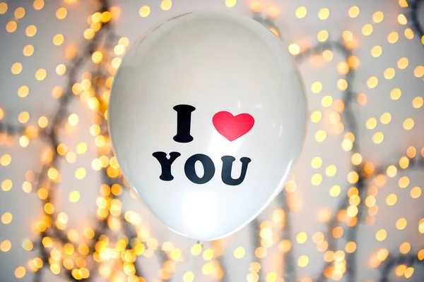 Balão branco com eu te amo escrito com fundo bokeh espumante, Valentine design conceito dia — Fotografia de Stock
