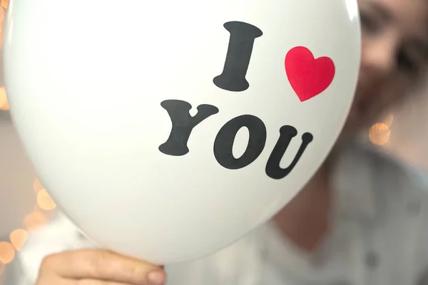 Bílý balón s Miluju tě napsáno na s jiskřící pozadí bokeh, Valentines den koncepce — Stock fotografie