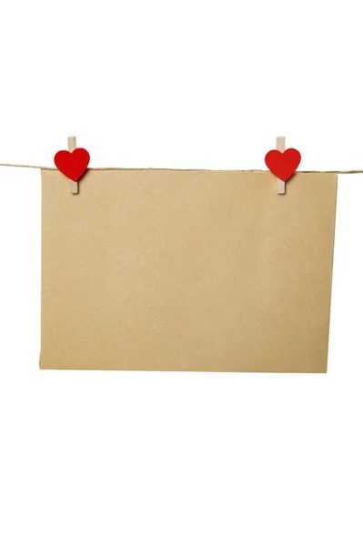 Pusta koperta, kartka papieru lub kartka na zaproszenie i czerwone serca, Walentynki lub koncepcja kartki okolicznościowej izolowane na białym tle — Zdjęcie stockowe