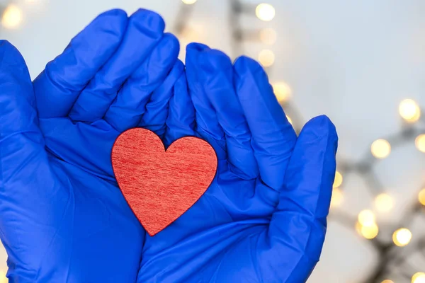 Dua Sarung Tangan Medis Biru Pelindung Memegang Hati Merah Untuk — Stok Foto
