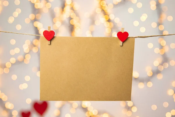 Blank Brev Kuvert Eller Gratulationskort Hängande Med Röda Hjärtan Romantisk — Stockfoto
