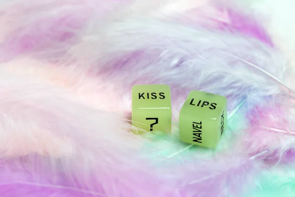 게임을 주사위 발렌틴 섹스를 파스텔 배경의 관능적 장난감 낭만적 관능적 — 스톡 사진