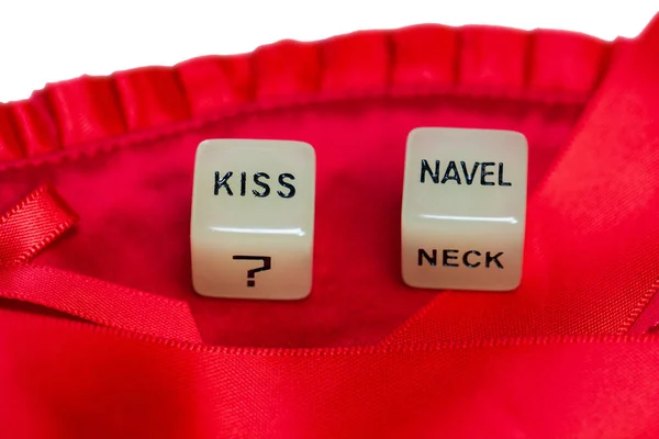 Dois dados eróticos para relação de casal de jogos sexuais na textura de fundo de cetim vermelho isolado no fundo branco vista superior com o texto Beijo umbigo ou lábios — Fotografia de Stock