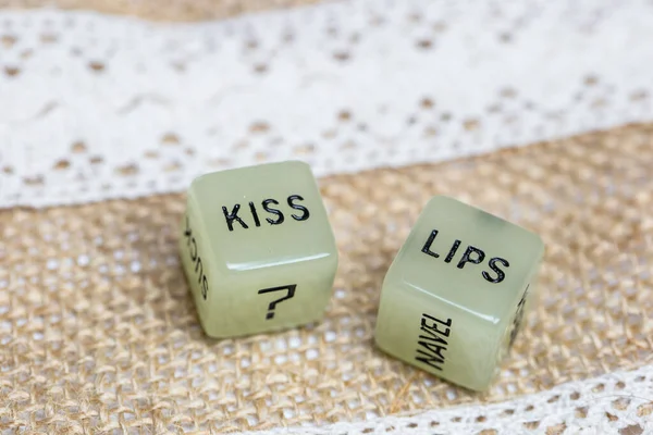 Dwie erotyczne kości do gry seksualnej z koronki bawełny tekstury tła, z tekstem Kiss usta na Walentynki, seks, zmysłowy, romantyczny, koncepcja miłości — Zdjęcie stockowe