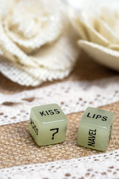 Dvě erotické kostky pro sexuální hru s bavlněnou krajkou pozadí textury, s textem Líbat rty na Valentýna, sex, smyslný, romantický, láska koncept — Stock fotografie