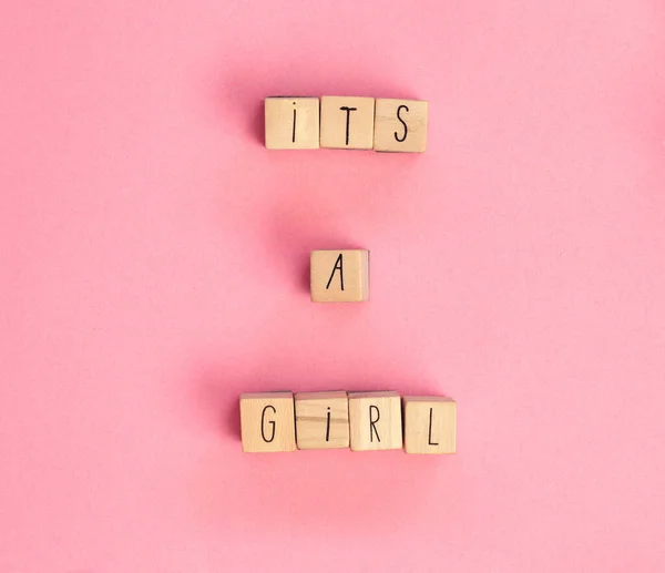 Это текст "Девочка", написанный деревянными кубиками на белом фоне сверху, объявление для младенцев. Квартира лежала, текстовое пространство. Открытки, душ, детская концепция яркий красочный дизайн — стоковое фото