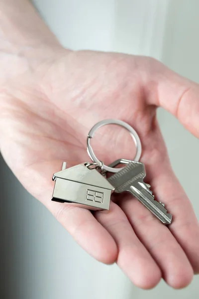 Agen Estate memberikan kunci rumah kepada klien untuk rumah baru, kontrak real estate untuk hipotek yang disetujui, fokus pada kunci, bisnis, keuangan, konsep Estate — Stok Foto