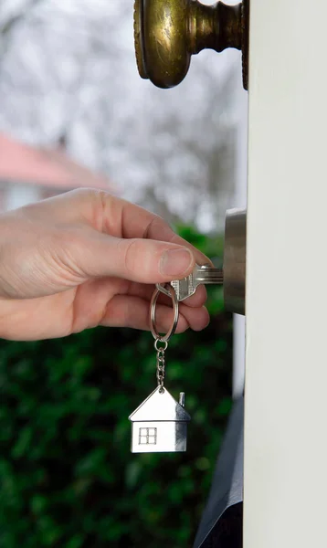 Pemilik Agen Estate Atau Pemilik Rumah Baru Membuka Pintu Rumah — Stok Foto