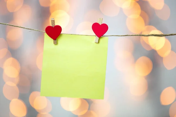 Boş Sarı Yapışkan Kırmızı Kalplerle Sarkıyor Arka Planda Romantik Sevgililer — Stok fotoğraf
