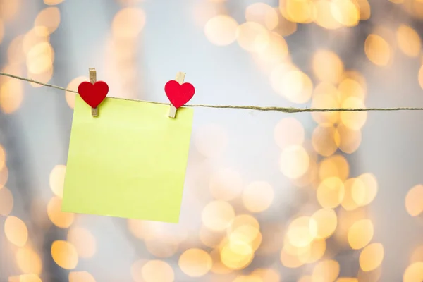 Blanco Amarillo Pegajoso Nota Colgando Con Corazones Rojos Con Fondo — Foto de Stock