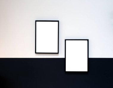 İki boş poster, tuval, siyah beyaz duvara asılı çerçeve, iç tasarım modern çerçeve kopyalama alanı,