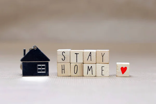 呆在家里写上木制立方体和小型房子，Covid-19，健康呆在家里。隔离的概念。后台复制空间 — 图库照片