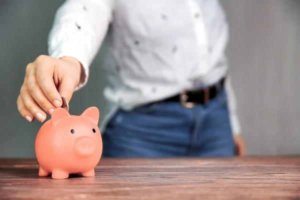 Piggy moeda de poupança bancária, pessoa colocando moeda para economizar dinheiro, negócio, financeiro, poupança e conceito de imposto com espaço de cópia — Fotografia de Stock