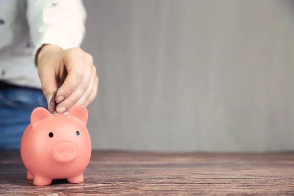 Piggy moeda de poupança bancária, pessoa colocando moeda para economizar dinheiro, negócio, financeiro, poupança e conceito de imposto com espaço de cópia — Fotografia de Stock