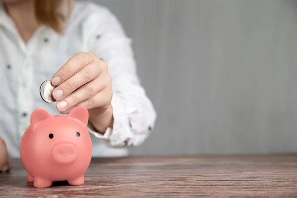 Sparschwein, Person, die Münze einwirft, um Geld zu sparen, Geschäfts-, Finanz-, Spar- und Steuerkonzept mit Kopierplatz — Stockfoto