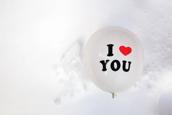 Balão Dia Dos Namorados Branco Com Texto Amo Fundo Neve — Fotografia de Stock