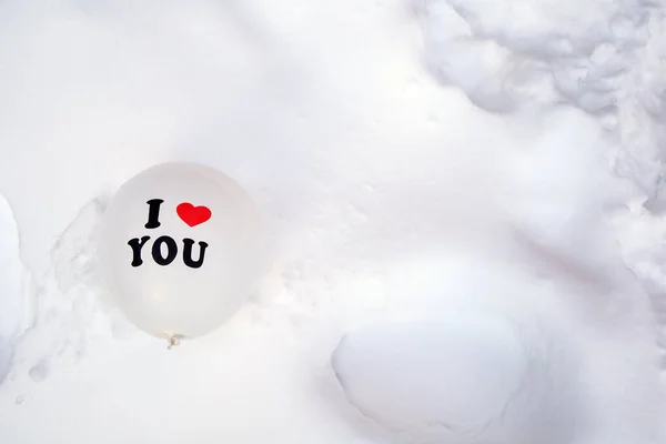 Balão Dia Dos Namorados Branco Com Texto Amo Fundo Neve — Fotografia de Stock