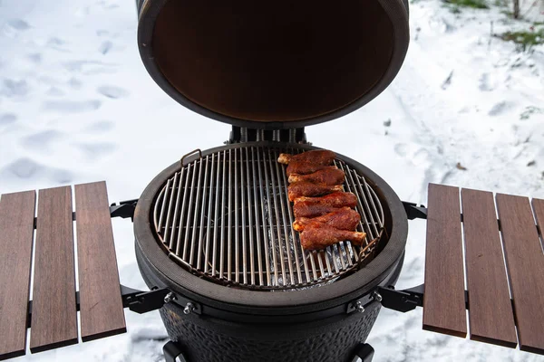 Vinter Bbq Den Färska Vita Snön Män Grilla Kyckling Vingar — Stockfoto